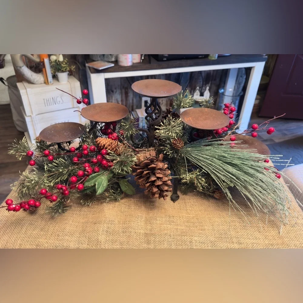🌺𝐍𝐄𝐖-𝐑𝐮𝐬𝐭𝐢𝐜 𝐦𝐞𝐭𝐚𝐥/𝐢𝐫𝐨𝐧 Festive 𝟓 Candle Holder with Pinecones and Berries